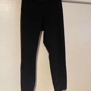 Lulu lemon under scalloped Hem high rise leggings! Size 6 super comfy!